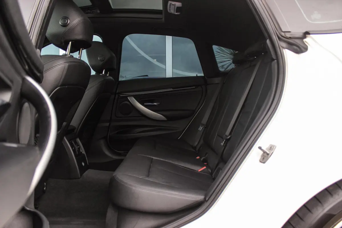 320i High Executive M-sport | NL auto | Facelift | Carplay | Sportstoelen | Memory | Panoramadak | 19 inch | Spiegelpakket | Climate control | PDC | Navigatie