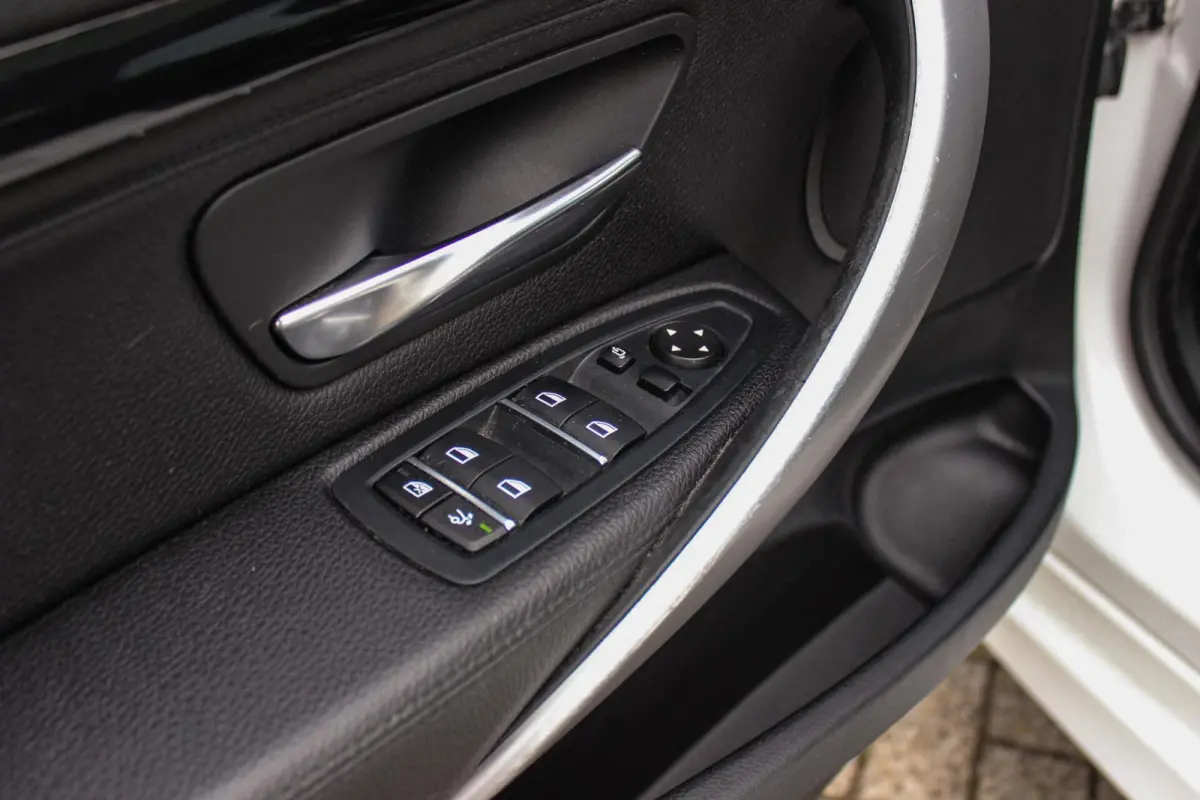 320i High Executive M-sport | NL auto | Facelift | Carplay | Sportstoelen | Memory | Panoramadak | 19 inch | Spiegelpakket | Climate control | PDC | Navigatie