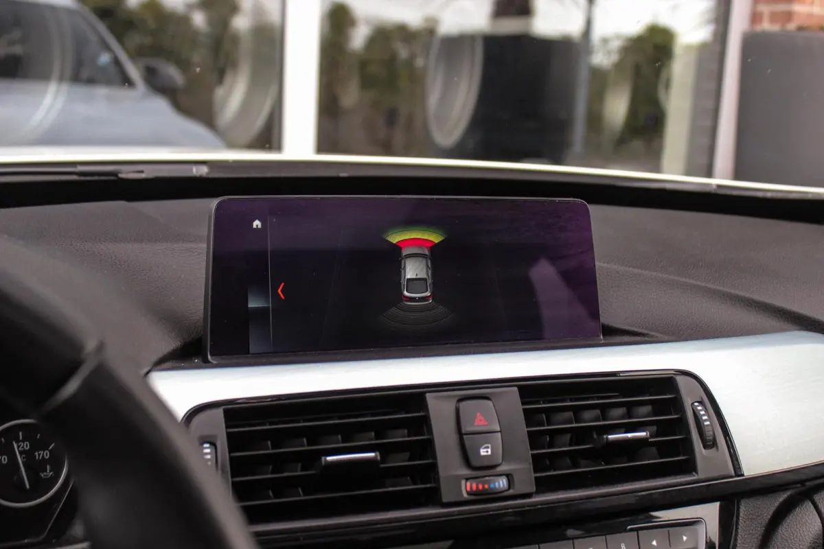 320i High Executive M-sport | NL auto | Facelift | Carplay | Sportstoelen | Memory | Panoramadak | 19 inch | Spiegelpakket | Climate control | PDC | Navigatie