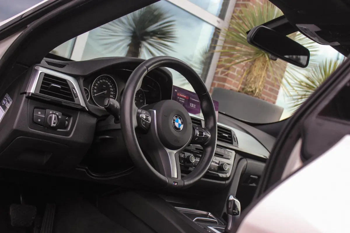 320i High Executive M-sport | NL auto | Facelift | Carplay | Sportstoelen | Memory | Panoramadak | 19 inch | Spiegelpakket | Climate control | PDC | Navigatie