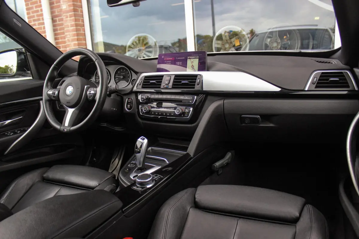 320i High Executive M-sport | NL auto | Facelift | Carplay | Sportstoelen | Memory | Panoramadak | 19 inch | Spiegelpakket | Climate control | PDC | Navigatie