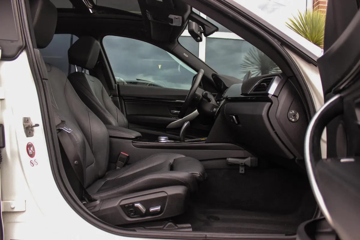 320i High Executive M-sport | NL auto | Facelift | Carplay | Sportstoelen | Memory | Panoramadak | 19 inch | Spiegelpakket | Climate control | PDC | Navigatie