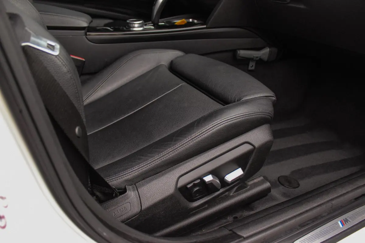 320i High Executive M-sport | NL auto | Facelift | Carplay | Sportstoelen | Memory | Panoramadak | 19 inch | Spiegelpakket | Climate control | PDC | Navigatie