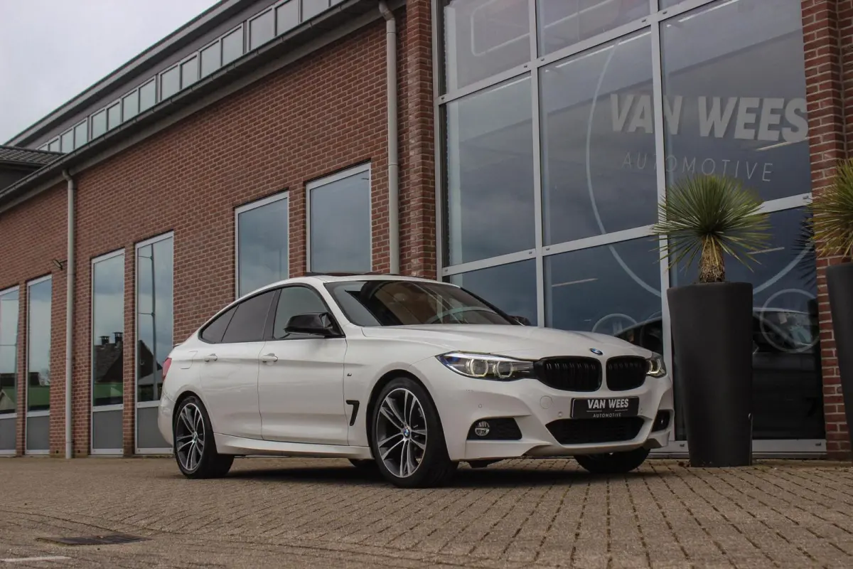 320i High Executive M-sport | NL auto | Facelift | Carplay | Sportstoelen | Memory | Panoramadak | 19 inch | Spiegelpakket | Climate control | PDC | Navigatie