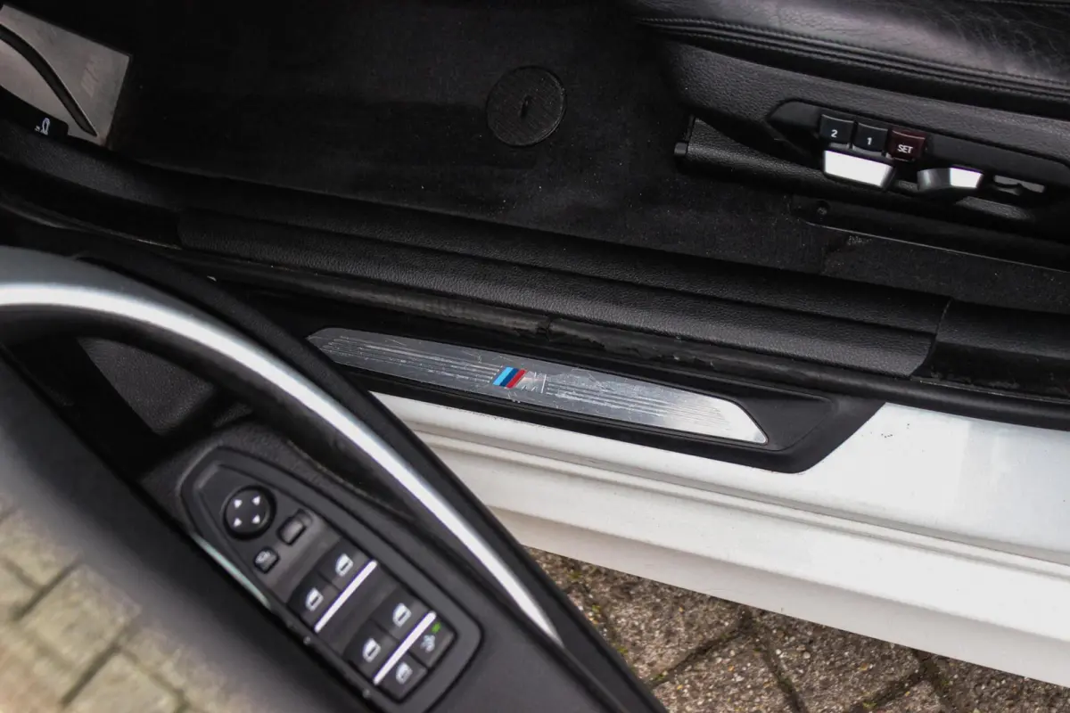 320i High Executive M-sport | NL auto | Facelift | Carplay | Sportstoelen | Memory | Panoramadak | 19 inch | Spiegelpakket | Climate control | PDC | Navigatie