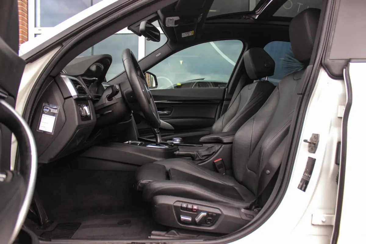 320i High Executive M-sport | NL auto | Facelift | Carplay | Sportstoelen | Memory | Panoramadak | 19 inch | Spiegelpakket | Climate control | PDC | Navigatie