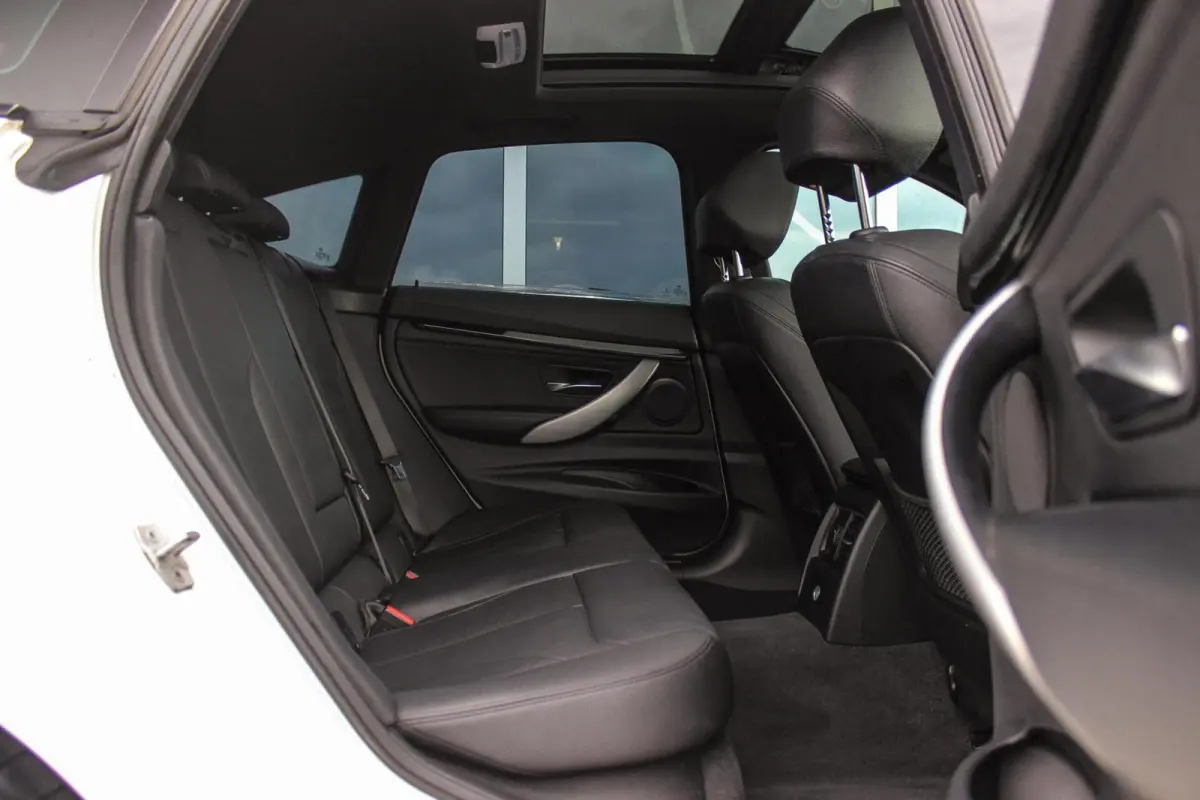 320i High Executive M-sport | NL auto | Facelift | Carplay | Sportstoelen | Memory | Panoramadak | 19 inch | Spiegelpakket | Climate control | PDC | Navigatie