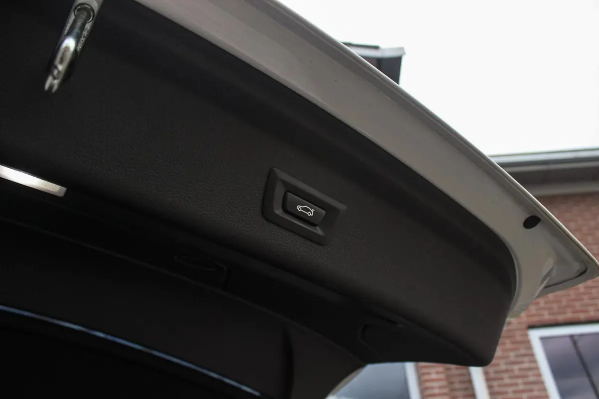 320i High Executive M-sport | NL auto | Facelift | Carplay | Sportstoelen | Memory | Panoramadak | 19 inch | Spiegelpakket | Climate control | PDC | Navigatie