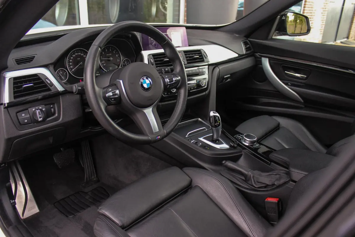 320i High Executive M-sport | NL auto | Facelift | Carplay | Sportstoelen | Memory | Panoramadak | 19 inch | Spiegelpakket | Climate control | PDC | Navigatie