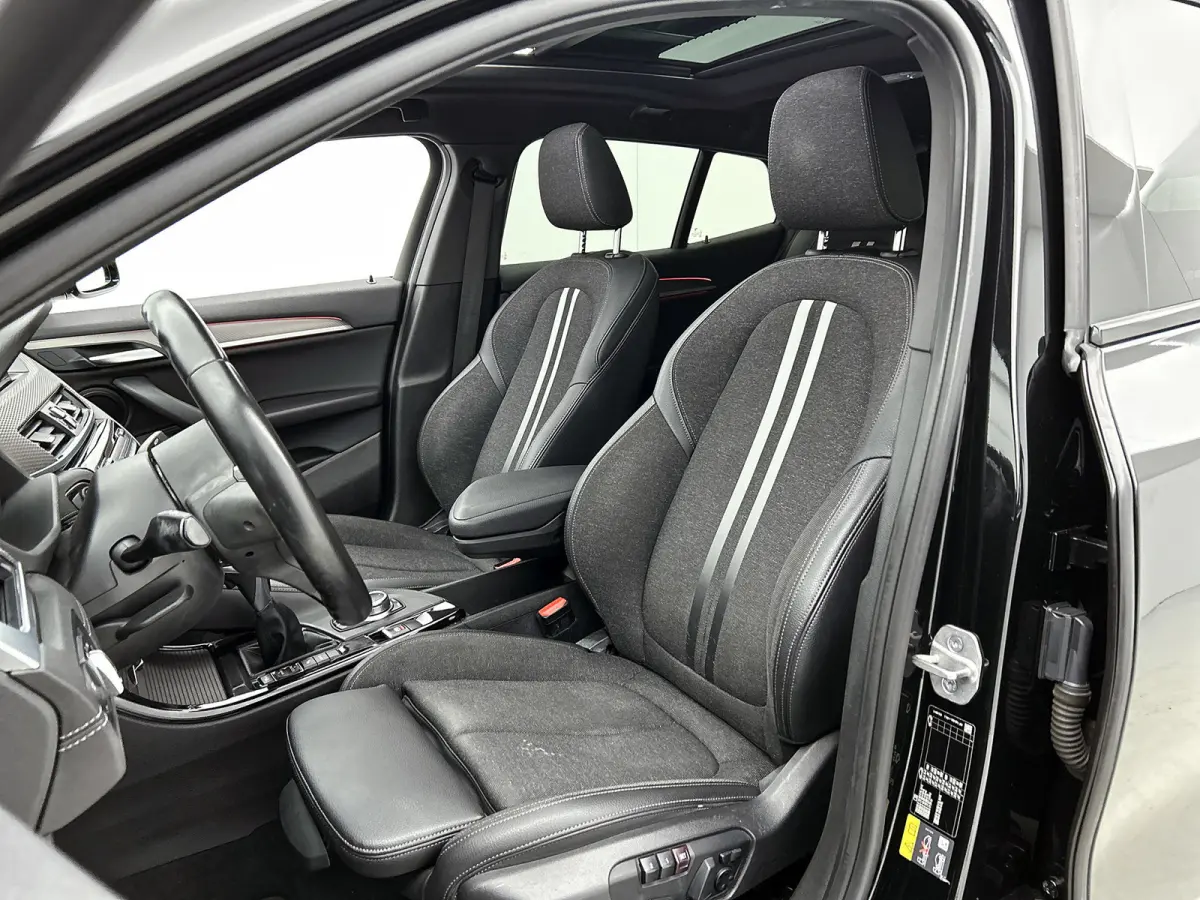 XDrive25e M-sport Business Edition Plus (Dealer OnderH, Panorama, Camera, PDC V+A, Camera, StoelV, Navi Prof, Etc)