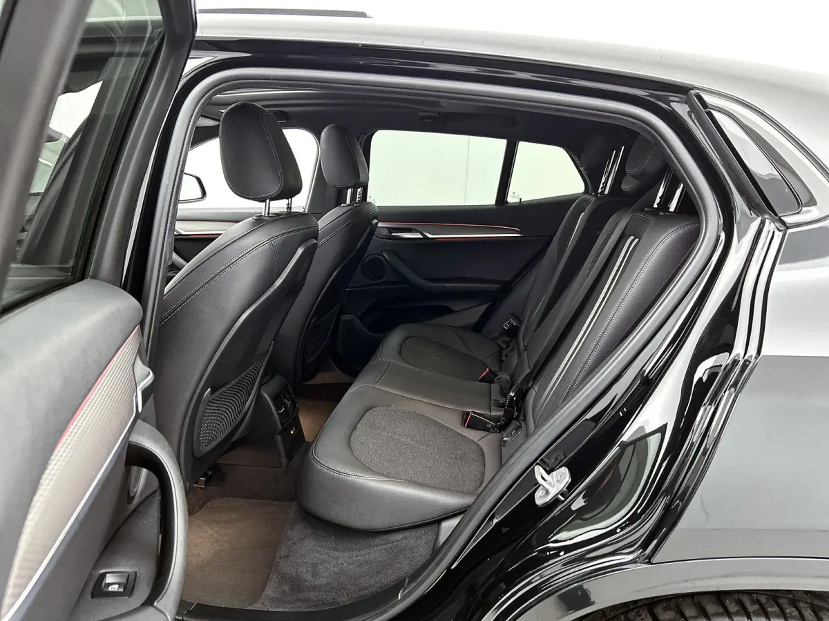 XDrive25e M-sport Business Edition Plus (Dealer OnderH, Panorama, Camera, PDC V+A, Camera, StoelV, Navi Prof, Etc)