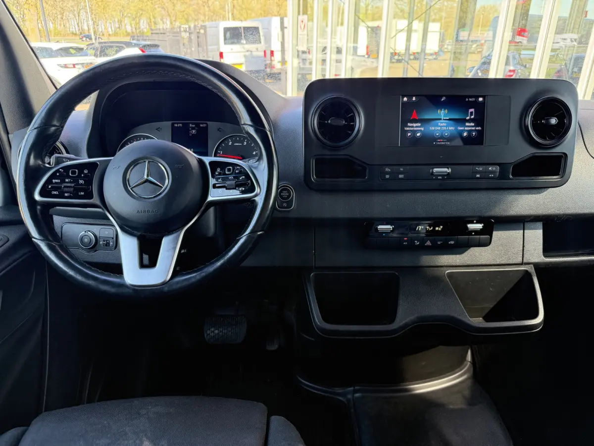 315 1.9 CDI L3H2 RWD | NL-auto | Navi | Carplay | Camera | Dodehoek ass. | Cruisec.