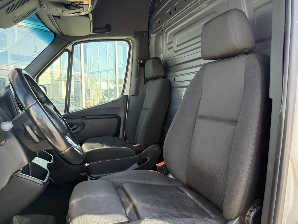315 1.9 CDI L3H2 RWD | NL-auto | Navi | Carplay | Camera | Dodehoek ass. | Cruisec.