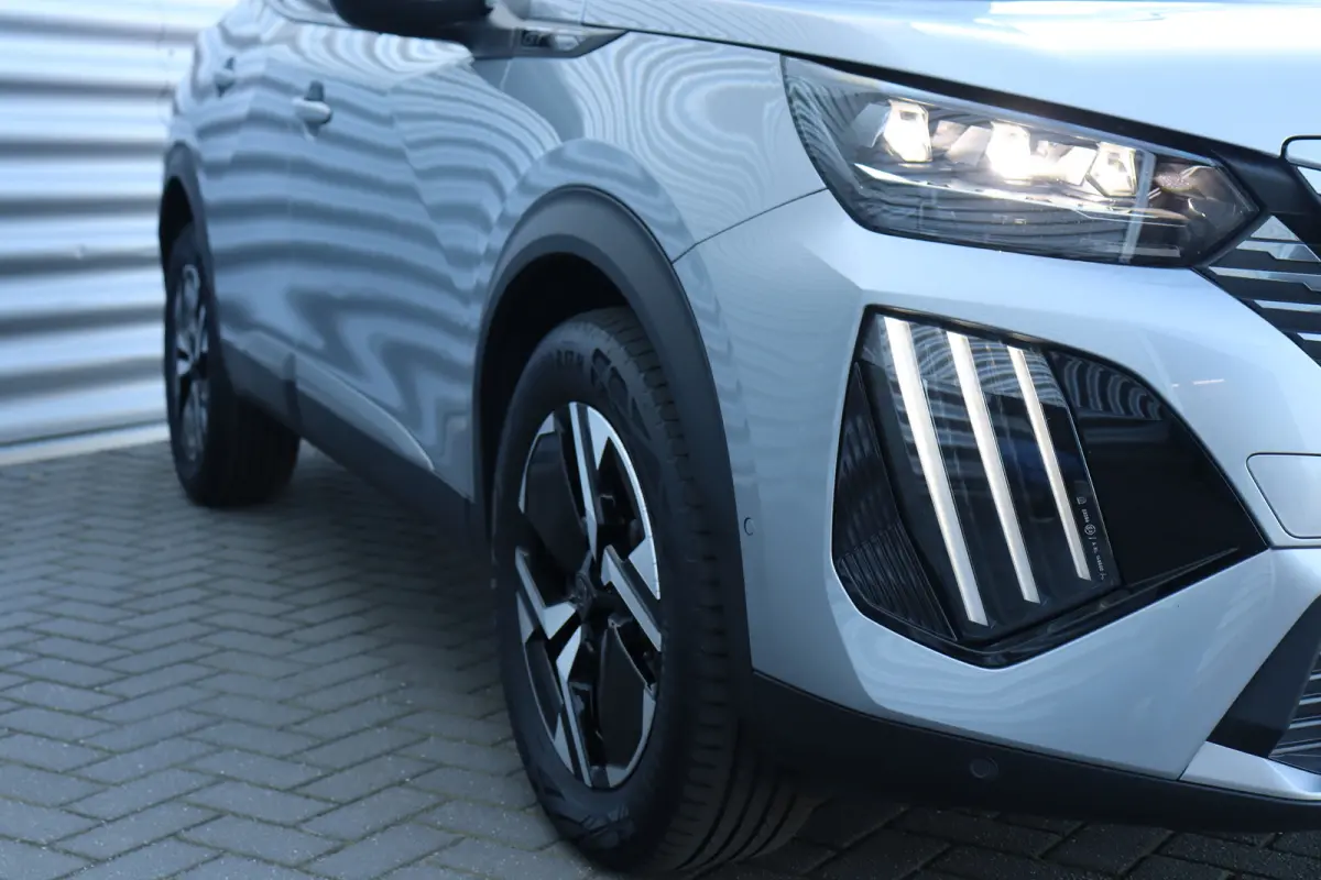 1.2 PURETECH 130PK GT PACK AUTOMAAT / NAVI / LEDER / CLIMA / LED / PDC / 17" LMV / KEYLESS / 360° CAMERA / ADAPT. CRUISECONTROL / NIEUWSTAAT !!