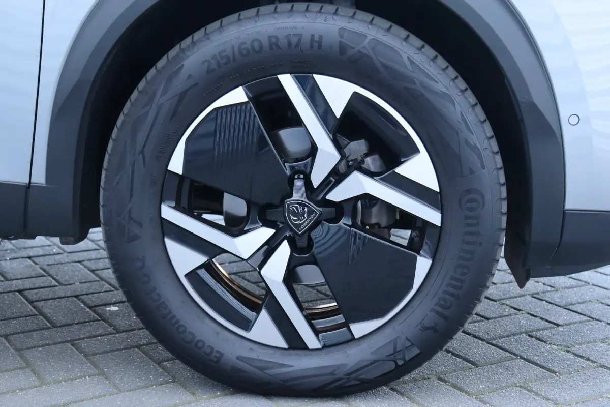 1.2 PURETECH 130PK GT PACK AUTOMAAT / NAVI / LEDER / CLIMA / LED / PDC / 17" LMV / KEYLESS / 360° CAMERA / ADAPT. CRUISECONTROL / NIEUWSTAAT !!