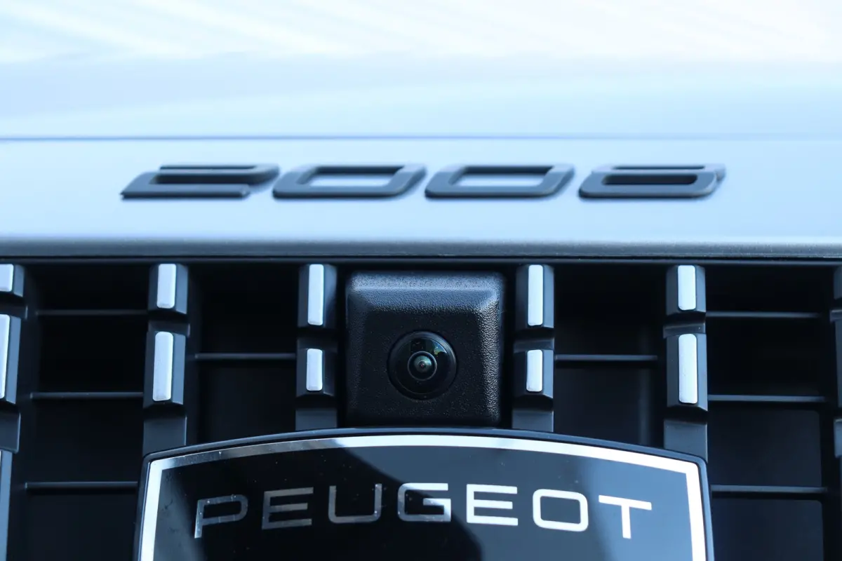 1.2 PURETECH 130PK GT PACK AUTOMAAT / NAVI / LEDER / CLIMA / LED / PDC / 17" LMV / KEYLESS / 360° CAMERA / ADAPT. CRUISECONTROL / NIEUWSTAAT !!