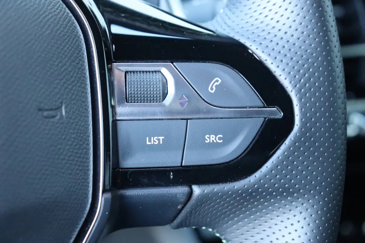 1.2 PURETECH 130PK GT PACK AUTOMAAT / NAVI / LEDER / CLIMA / LED / PDC / 17" LMV / KEYLESS / 360° CAMERA / ADAPT. CRUISECONTROL / NIEUWSTAAT !!