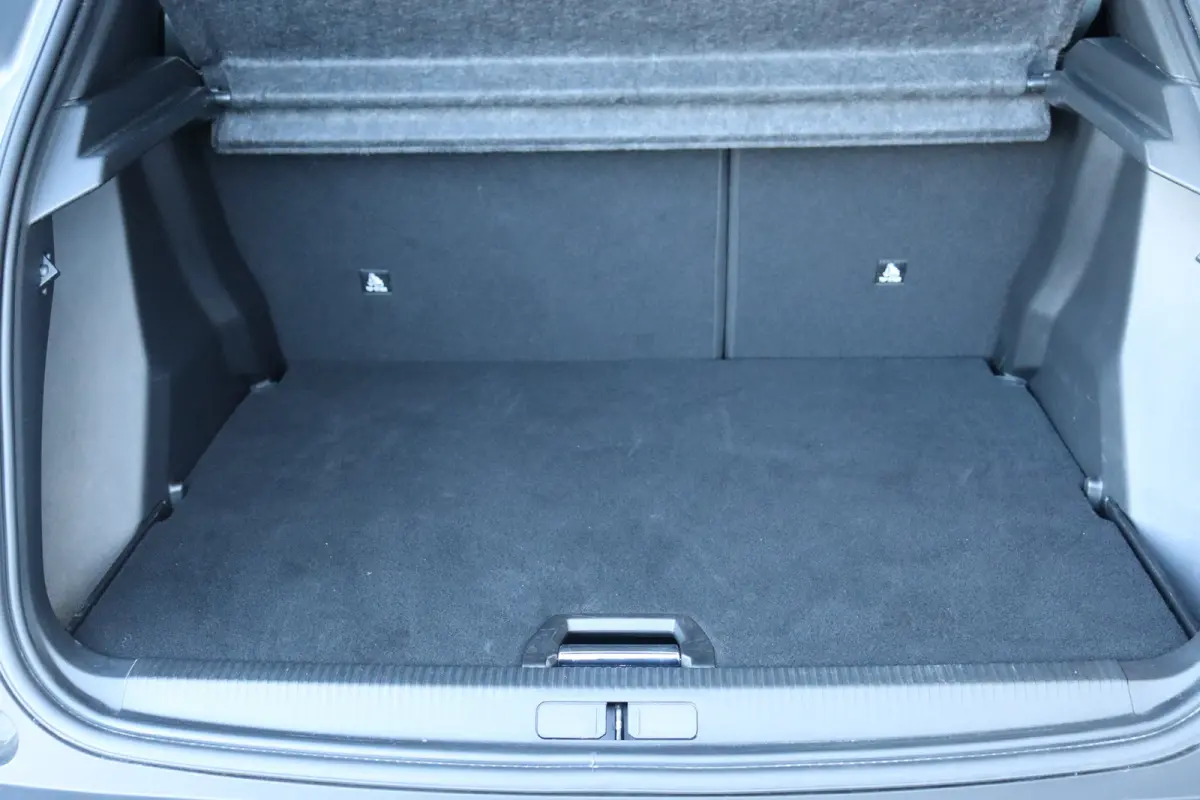 1.2 PURETECH 130PK GT PACK AUTOMAAT / NAVI / LEDER / CLIMA / LED / PDC / 17" LMV / KEYLESS / 360° CAMERA / ADAPT. CRUISECONTROL / NIEUWSTAAT !!