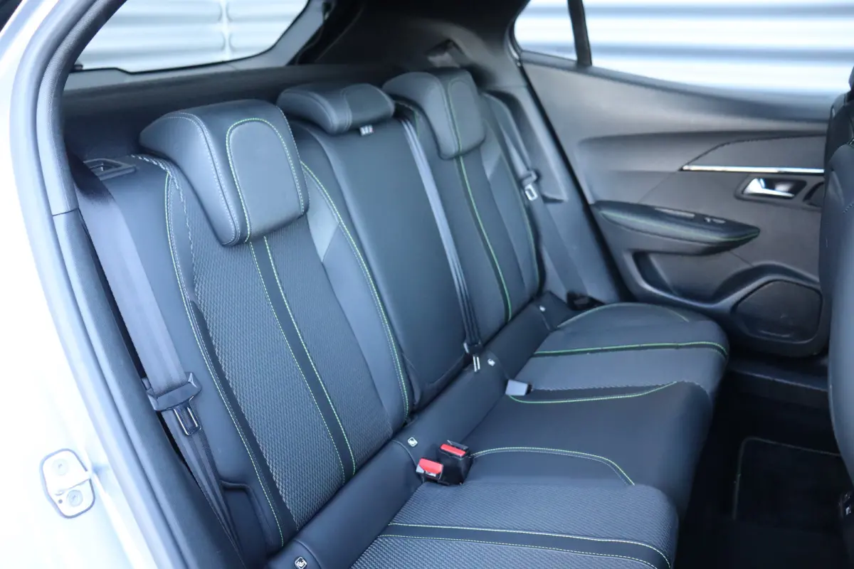 1.2 PURETECH 130PK GT PACK AUTOMAAT / NAVI / LEDER / CLIMA / LED / PDC / 17" LMV / KEYLESS / 360° CAMERA / ADAPT. CRUISECONTROL / NIEUWSTAAT !!