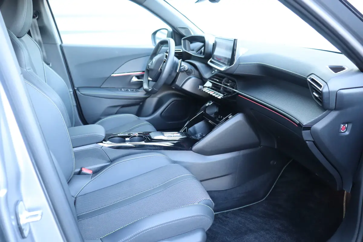 1.2 PURETECH 130PK GT PACK AUTOMAAT / NAVI / LEDER / CLIMA / LED / PDC / 17" LMV / KEYLESS / 360° CAMERA / ADAPT. CRUISECONTROL / NIEUWSTAAT !!