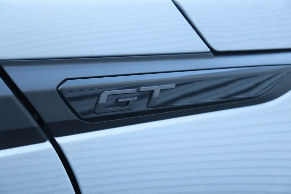 1.2 PURETECH 130PK GT PACK AUTOMAAT / NAVI / LEDER / CLIMA / LED / PDC / 17" LMV / KEYLESS / 360° CAMERA / ADAPT. CRUISECONTROL / NIEUWSTAAT !!