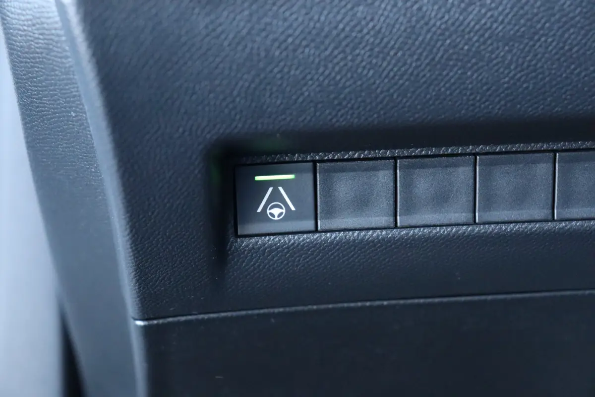 1.2 PURETECH 130PK GT PACK AUTOMAAT / NAVI / LEDER / CLIMA / LED / PDC / 17" LMV / KEYLESS / 360° CAMERA / ADAPT. CRUISECONTROL / NIEUWSTAAT !!