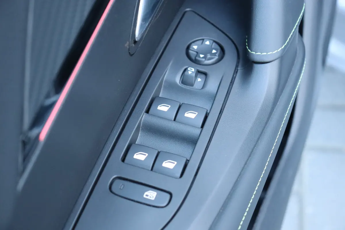 1.2 PURETECH 130PK GT PACK AUTOMAAT / NAVI / LEDER / CLIMA / LED / PDC / 17" LMV / KEYLESS / 360° CAMERA / ADAPT. CRUISECONTROL / NIEUWSTAAT !!