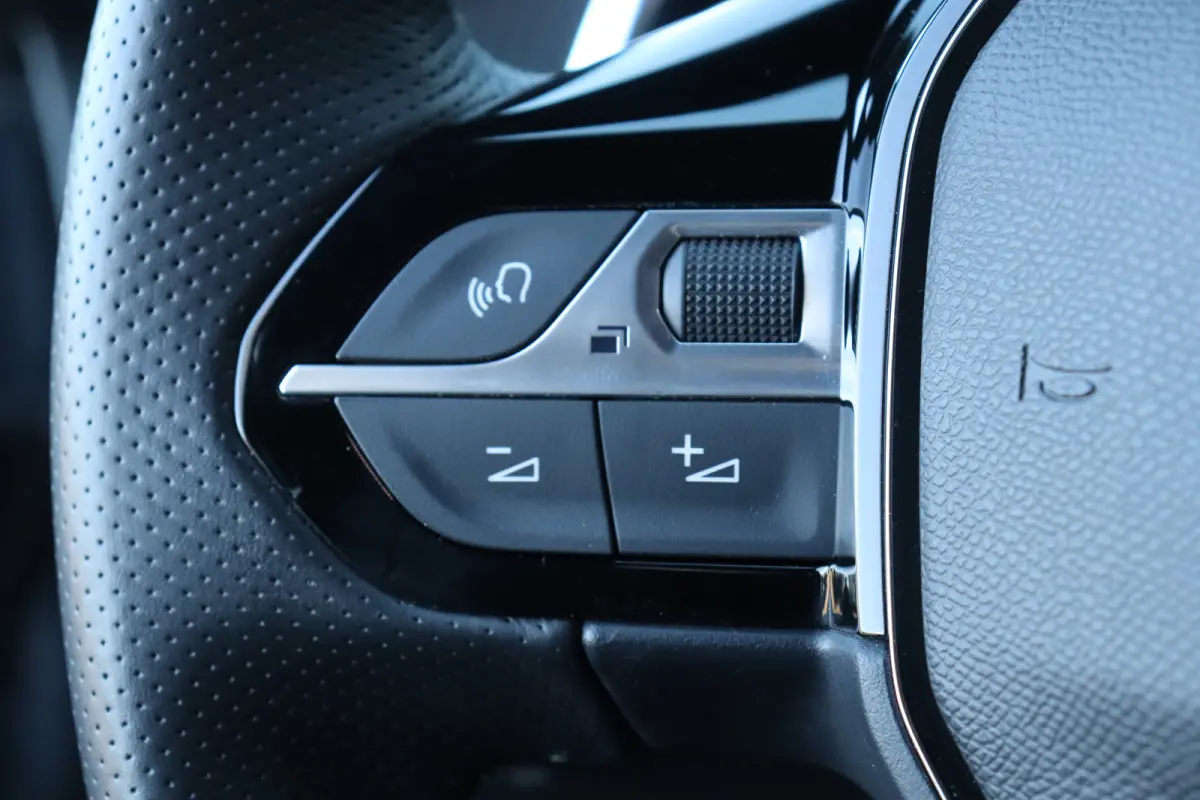 1.2 PURETECH 130PK GT PACK AUTOMAAT / NAVI / LEDER / CLIMA / LED / PDC / 17" LMV / KEYLESS / 360° CAMERA / ADAPT. CRUISECONTROL / NIEUWSTAAT !!
