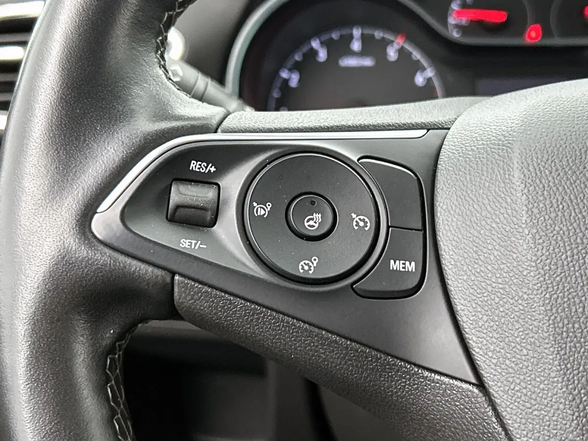 1.2 130pk Ultimate Automaat | Navigatie | Stoel-/Stuurverwarming | Climate Control | Cruise Control | LED | 17"LMV | Apple Carplay/Android Auto |