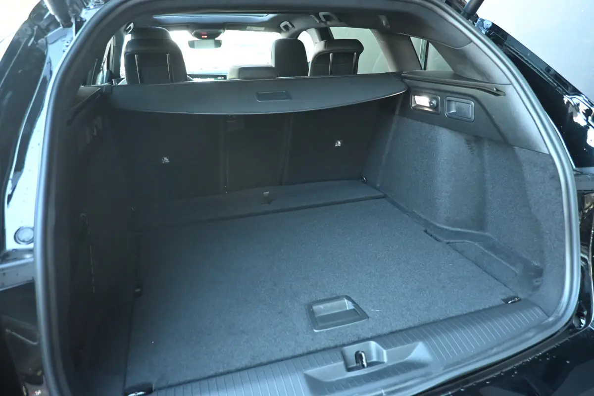 1.2 Turbo 130pk Ultimate Automaat | 18" Lichtmetalen velgen bi-colour met grijze accenten, Pentagon | Afneembare af-fabriek trekhaak | Black pack voor het exterieur | Voorraadvoordeel !