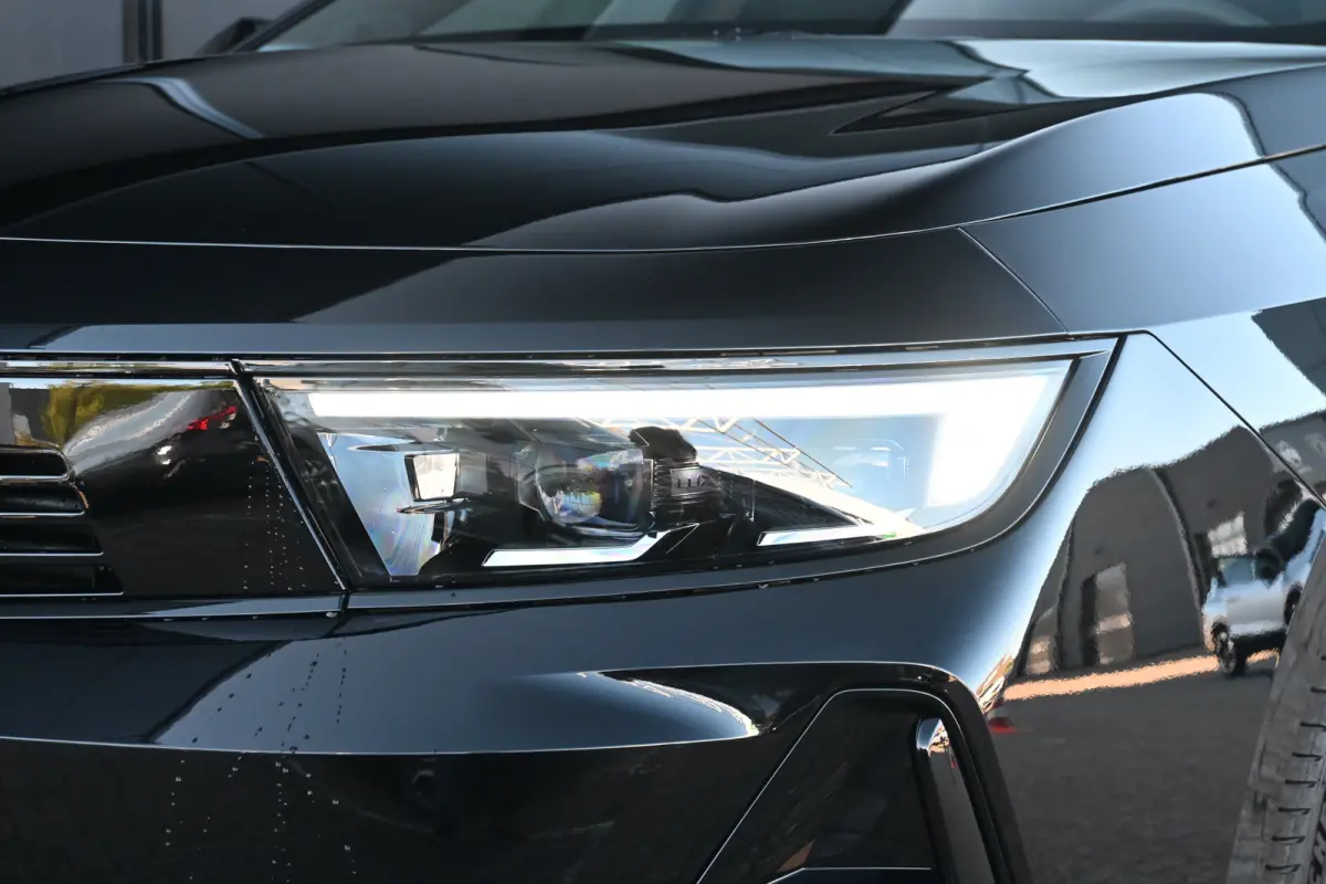 1.2 Turbo 130pk Ultimate Automaat | 18" Lichtmetalen velgen bi-colour met grijze accenten, Pentagon | Afneembare af-fabriek trekhaak | Black pack voor het exterieur | Voorraadvoordeel !
