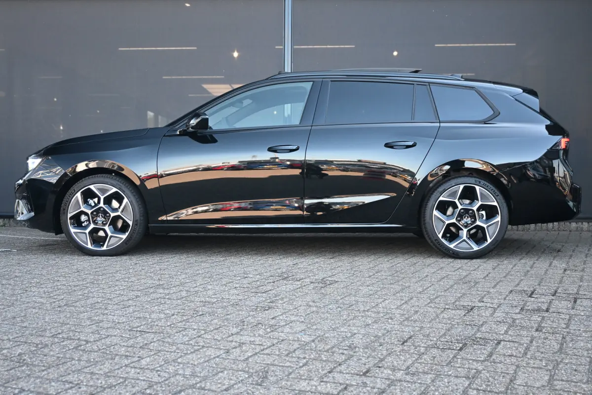 1.2 Turbo 130pk Ultimate Automaat | 18" Lichtmetalen velgen bi-colour met grijze accenten, Pentagon | Afneembare af-fabriek trekhaak | Black pack voor het exterieur | Voorraadvoordeel !