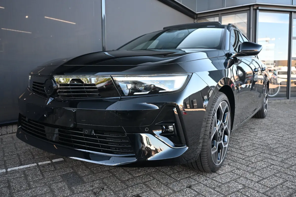 1.2 Turbo 130pk Ultimate Automaat | 18" Lichtmetalen velgen bi-colour met grijze accenten, Pentagon | Afneembare af-fabriek trekhaak | Black pack voor het exterieur | Voorraadvoordeel !