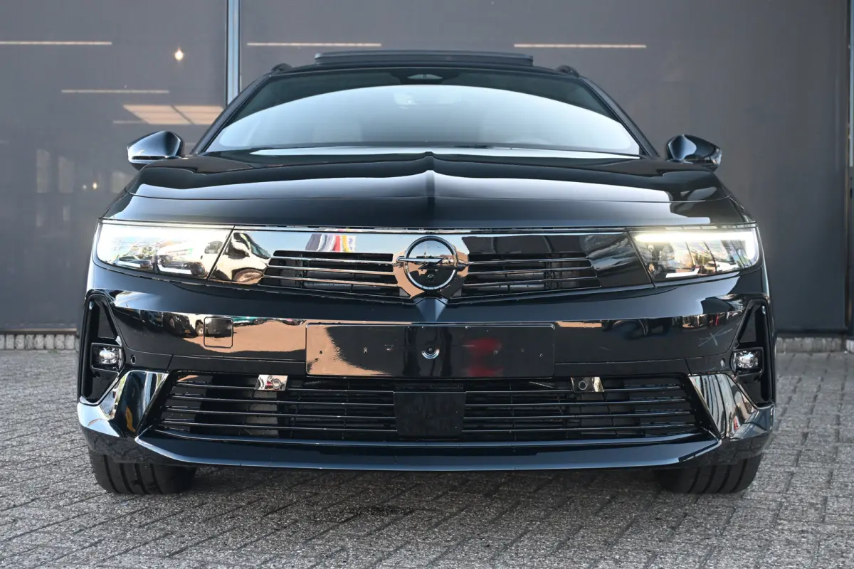 1.2 Turbo 130pk Ultimate Automaat | 18" Lichtmetalen velgen bi-colour met grijze accenten, Pentagon | Afneembare af-fabriek trekhaak | Black pack voor het exterieur | Voorraadvoordeel !