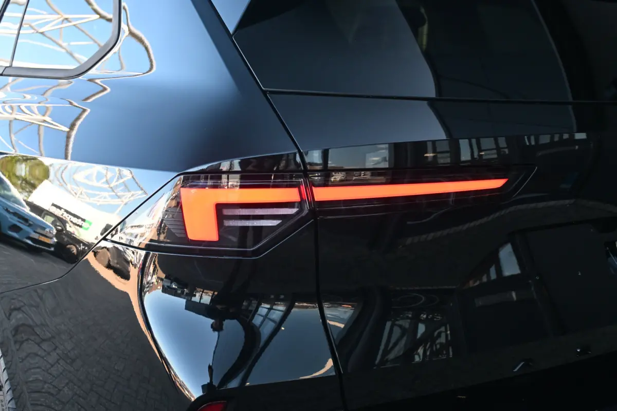 1.2 Turbo 130pk Ultimate Automaat | 18" Lichtmetalen velgen bi-colour met grijze accenten, Pentagon | Afneembare af-fabriek trekhaak | Black pack voor het exterieur | Voorraadvoordeel !