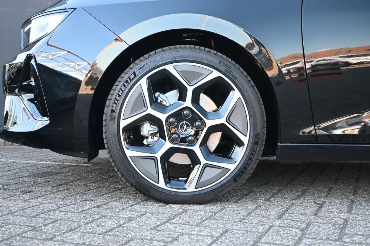 1.2 Turbo 130pk Ultimate Automaat | 18" Lichtmetalen velgen bi-colour met grijze accenten, Pentagon | Afneembare af-fabriek trekhaak | Black pack voor het exterieur | Voorraadvoordeel !
