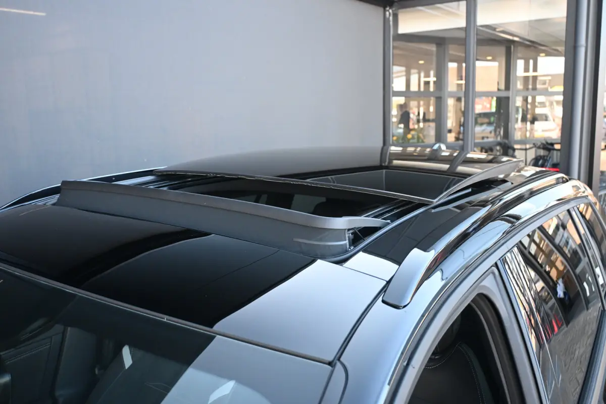 1.2 Turbo 130pk Ultimate Automaat | 18" Lichtmetalen velgen bi-colour met grijze accenten, Pentagon | Afneembare af-fabriek trekhaak | Black pack voor het exterieur | Voorraadvoordeel !