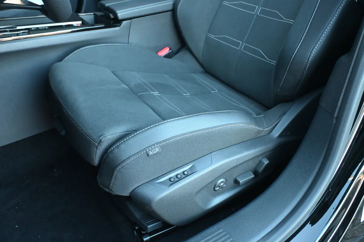 1.2 Turbo 130pk Ultimate Automaat | 18" Lichtmetalen velgen bi-colour met grijze accenten, Pentagon | Afneembare af-fabriek trekhaak | Black pack voor het exterieur | Voorraadvoordeel !