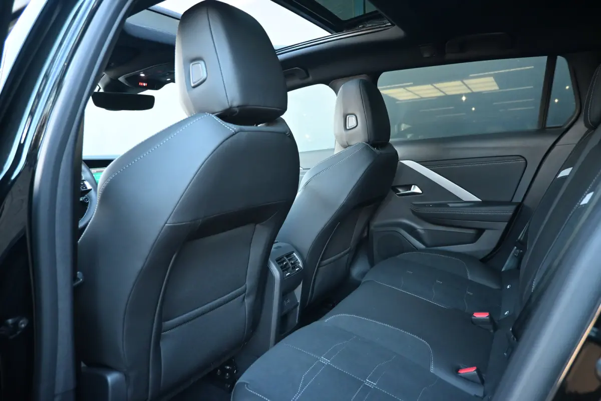 1.2 Turbo 130pk Ultimate Automaat | 18" Lichtmetalen velgen bi-colour met grijze accenten, Pentagon | Afneembare af-fabriek trekhaak | Black pack voor het exterieur | Voorraadvoordeel !