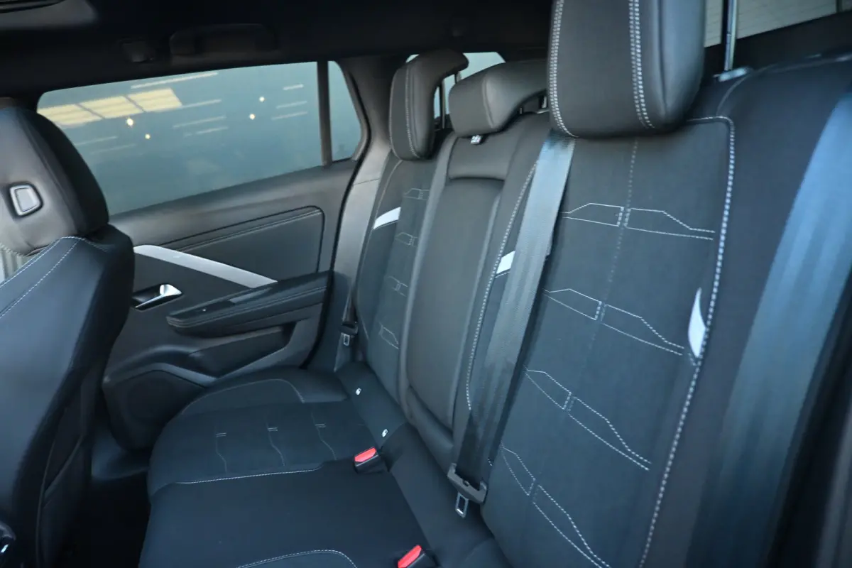 1.2 Turbo 130pk Ultimate Automaat | 18" Lichtmetalen velgen bi-colour met grijze accenten, Pentagon | Afneembare af-fabriek trekhaak | Black pack voor het exterieur | Voorraadvoordeel !