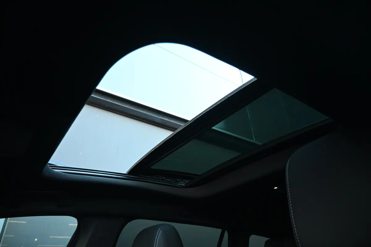 1.2 Turbo 130pk Ultimate Automaat | 18" Lichtmetalen velgen bi-colour met grijze accenten, Pentagon | Afneembare af-fabriek trekhaak | Black pack voor het exterieur | Voorraadvoordeel !