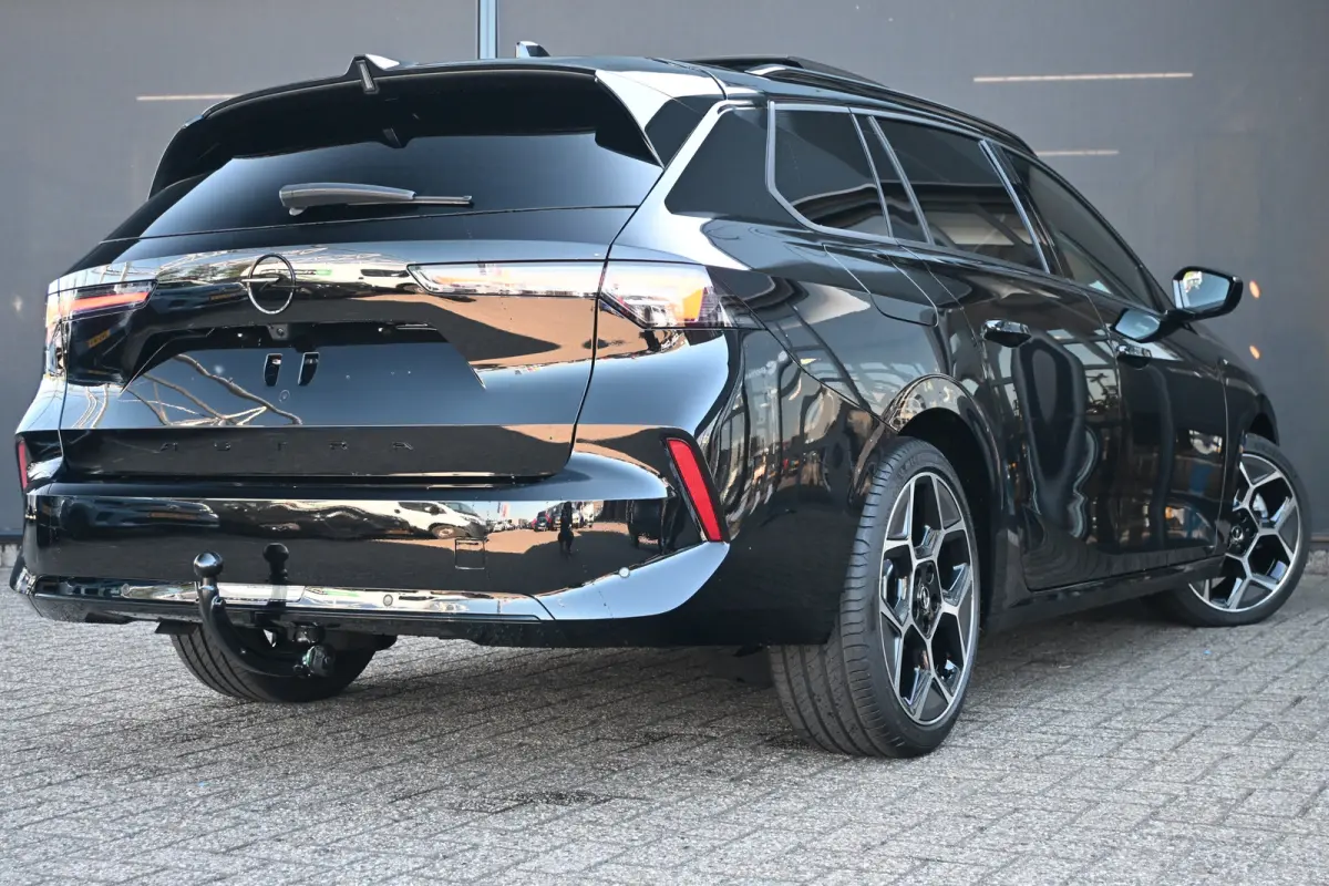 1.2 Turbo 130pk Ultimate Automaat | 18" Lichtmetalen velgen bi-colour met grijze accenten, Pentagon | Afneembare af-fabriek trekhaak | Black pack voor het exterieur | Voorraadvoordeel !
