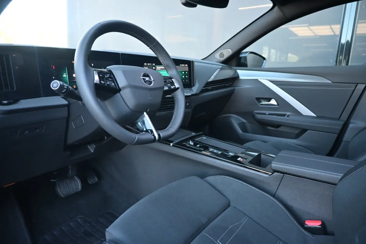 1.2 Turbo 130pk Ultimate Automaat | 18" Lichtmetalen velgen bi-colour met grijze accenten, Pentagon | Afneembare af-fabriek trekhaak | Black pack voor het exterieur | Voorraadvoordeel !