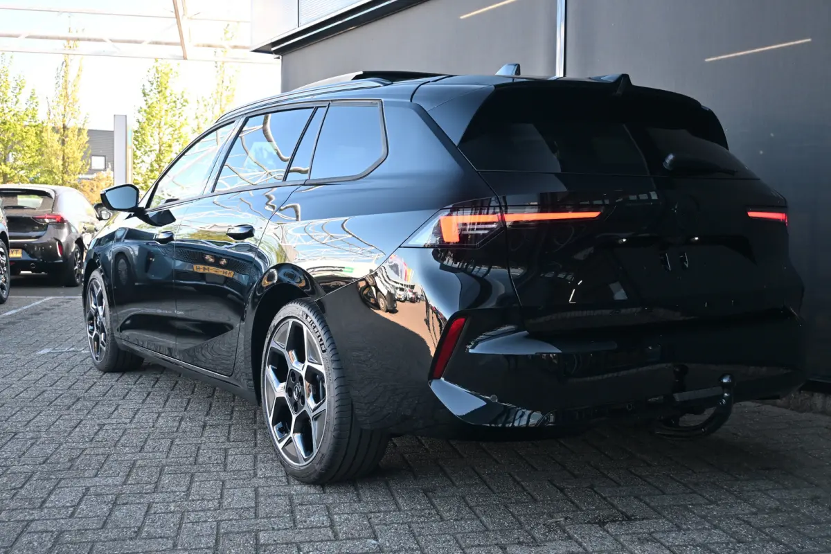 1.2 Turbo 130pk Ultimate Automaat | 18" Lichtmetalen velgen bi-colour met grijze accenten, Pentagon | Afneembare af-fabriek trekhaak | Black pack voor het exterieur | Voorraadvoordeel !