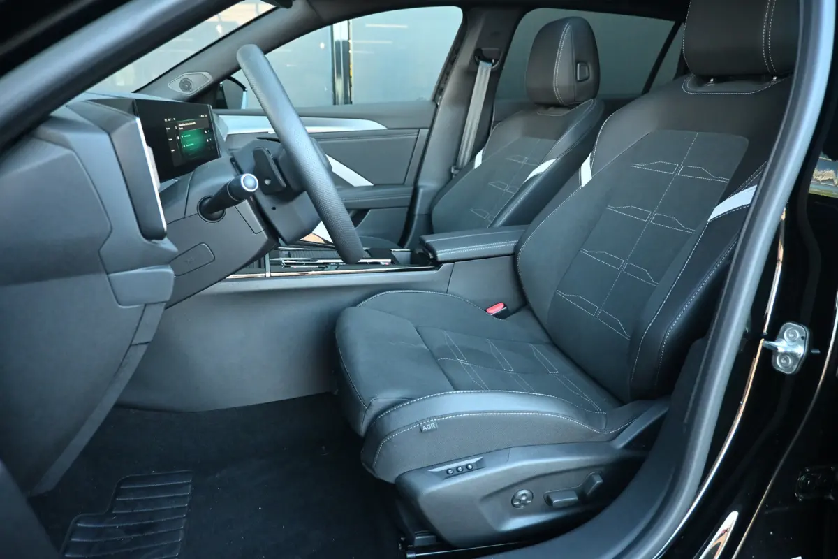 1.2 Turbo 130pk Ultimate Automaat | 18" Lichtmetalen velgen bi-colour met grijze accenten, Pentagon | Afneembare af-fabriek trekhaak | Black pack voor het exterieur | Voorraadvoordeel !