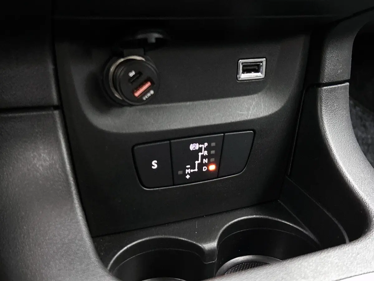 C-Series 110pk Automaat | Navigatie via Apple Carplay / Android Auto | Climate Control | Cruise Control | Parkeersensoren | Armsteun | DAB+ radio | Bluetooth | Led koplampen | Automatisch di