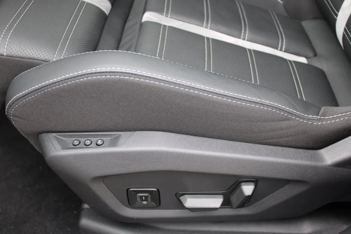Business Edition | Achteruitrijcamera | Afneembare trekhaak | Carrosserie in één kleur Lederen bekleding met ergonomische stoelen vooraan | Voorraadvoordeel !