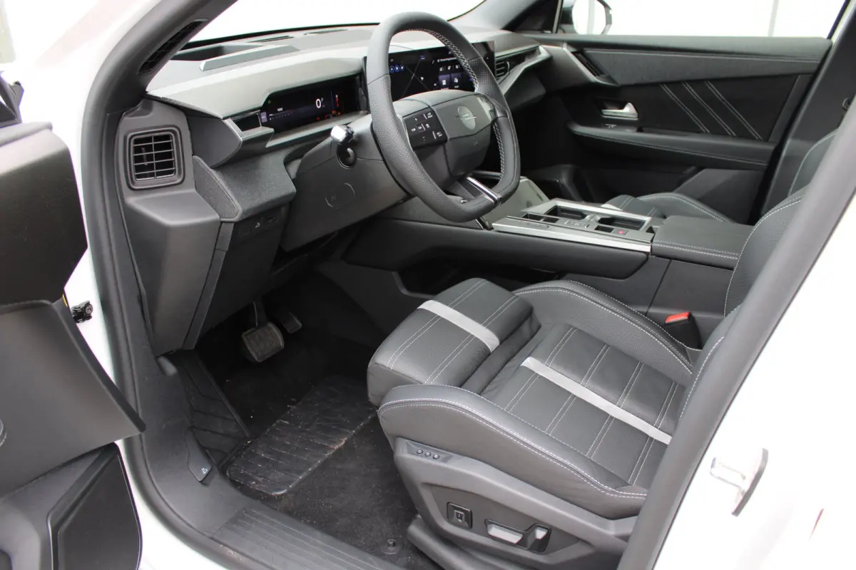 Business Edition | Achteruitrijcamera | Afneembare trekhaak | Carrosserie in één kleur Lederen bekleding met ergonomische stoelen vooraan | Voorraadvoordeel !