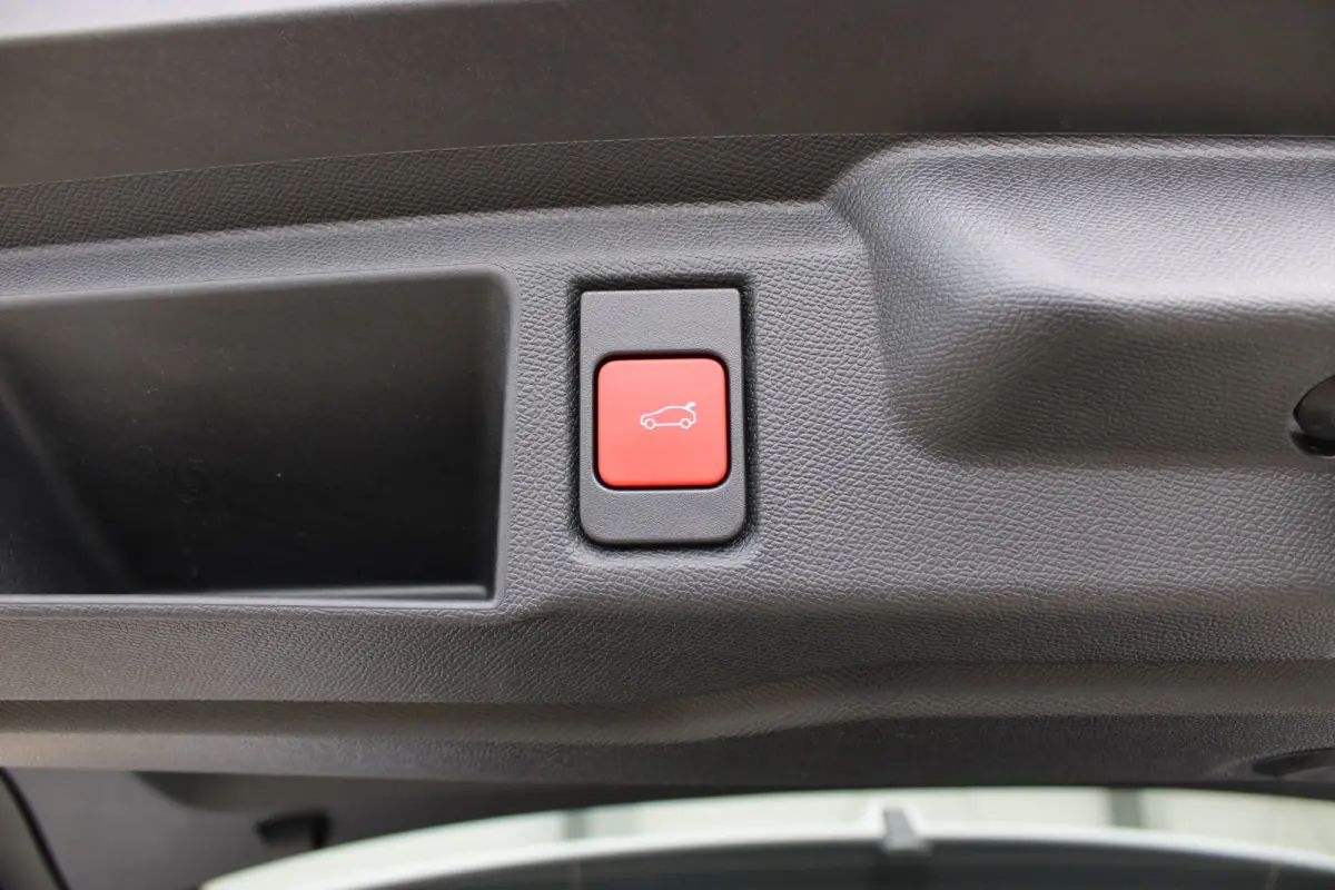 Business Edition | Achteruitrijcamera | Afneembare trekhaak | Carrosserie in één kleur Lederen bekleding met ergonomische stoelen vooraan | Voorraadvoordeel !