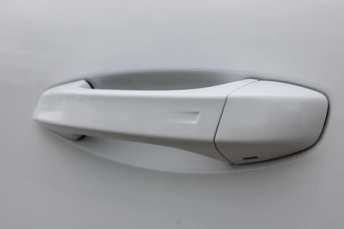 Business Edition | Achteruitrijcamera | Afneembare trekhaak | Carrosserie in één kleur Lederen bekleding met ergonomische stoelen vooraan | Voorraadvoordeel !